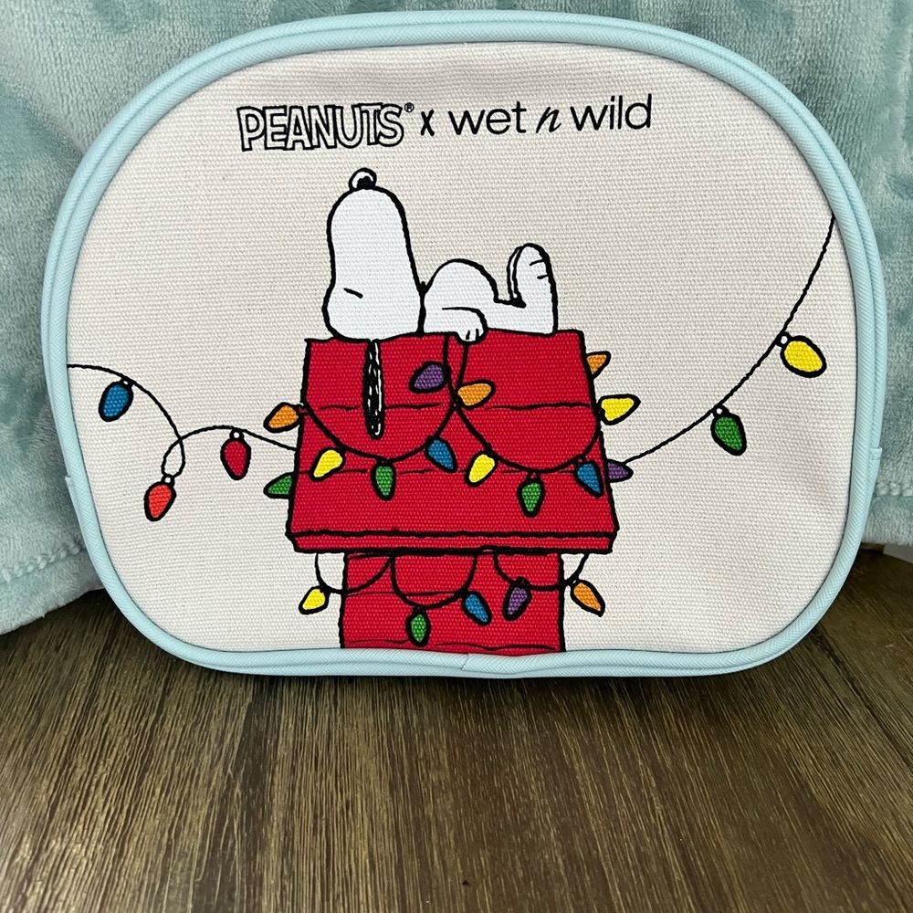 wet n wild Peanuts Cosmetic Bag - Red and Multicolor